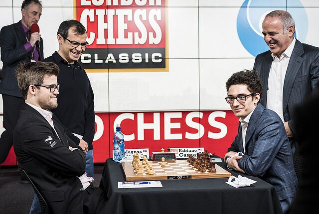 Гарри Каспаров и Демис Хассабис открывают первый тур London Chess Classic в лондонском офисе Google. Белые фигуры – у чемпиона мира Магнуса Карлсена, напротив него второй шахматист мира Фабиано Каруана