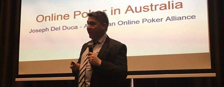 Джозеф Дель Дука за работой по спасению онлайна в Австралии