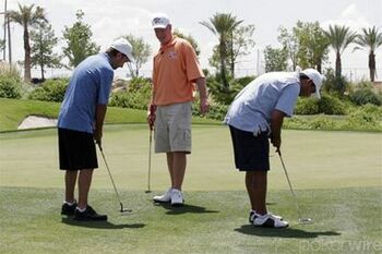 Айви, Линдгрен и Негреану играю в гольф на щелбаны