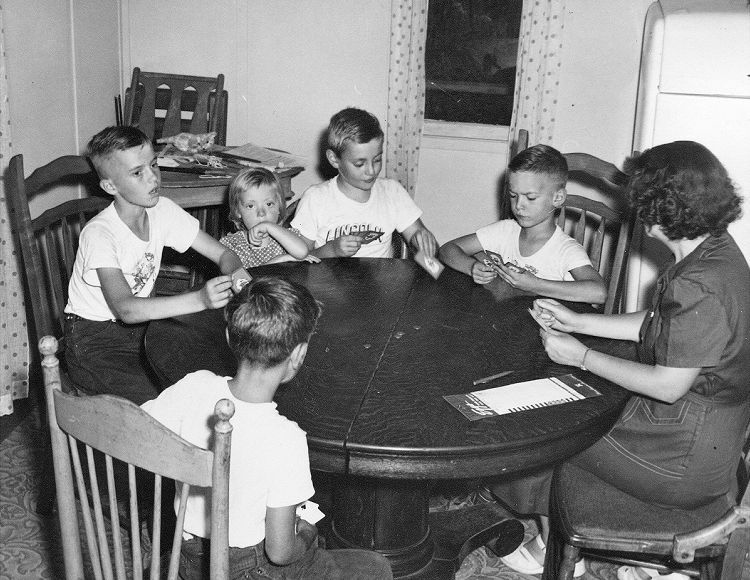 Фото дети играют в карты на как играть в карты в майнкрафте