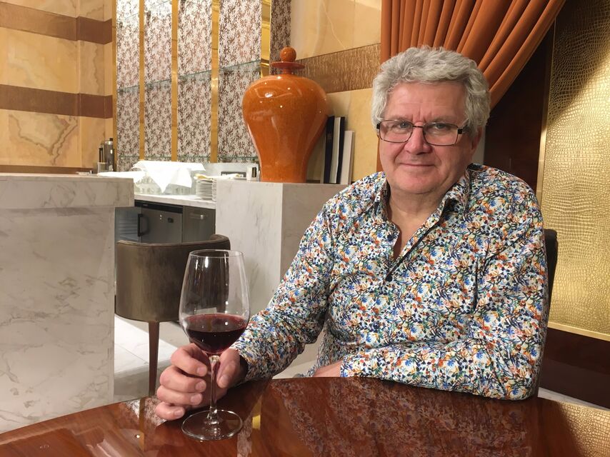Константин Пучков с бокалом итальянского вина