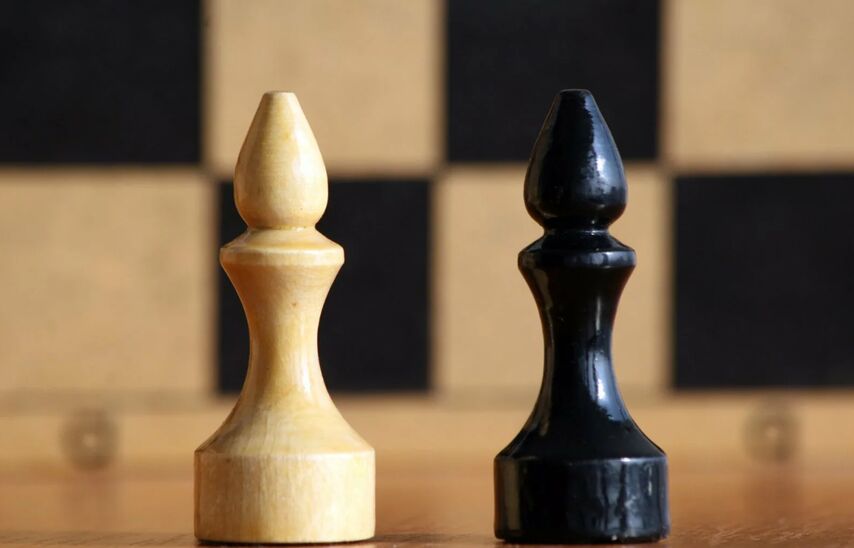 Слон в шахматах: особенности и возможности фигуры