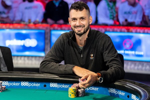 Бронзовый призер главного турнира WSOP рассказал, почему выкинул QQ в топ-6