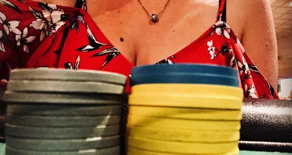 Эра женщин: дни без рейка, таймбанк на маникюр и диадемы вместо браслетов