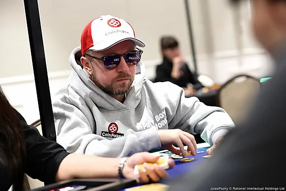 Война с наклейками: WSOP ещё не начался, а скандалы уже назревают