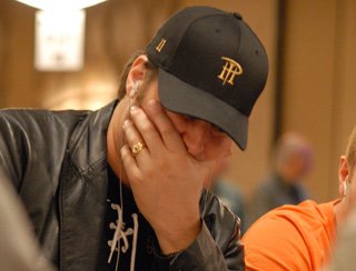 Фил Хельмут проиграл третий хедз-ап на WSOP 2011