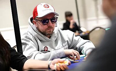 Война с наклейками: WSOP ещё не начался, а скандалы уже назревают